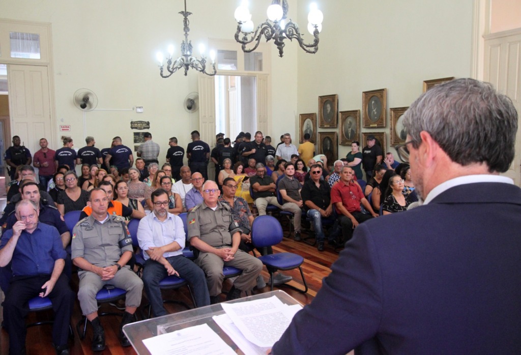Guarda Municipal de Pelotas faz protesto e entrega pauta de reivindicações para o Executivo