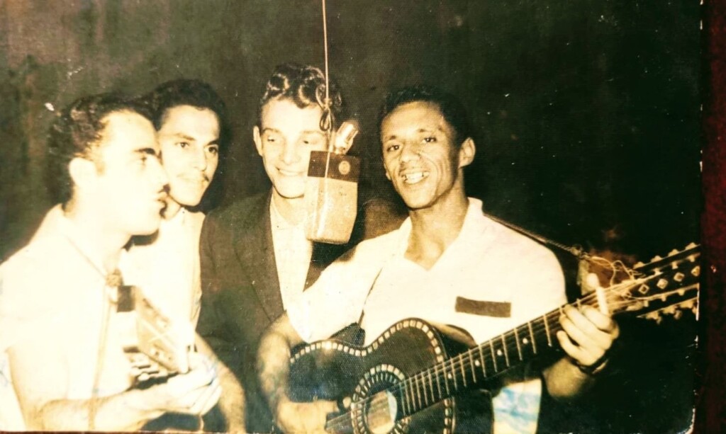  - Roque Bosco (terceiro da esquerda p/ a direita) presentando conjunto musical

no palco da Rádio Difusora de Joinville, na rua Pedro Lobo (anos 60)