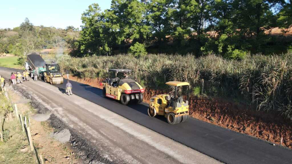 Prefeitura de Capinzal esta transformando mais uma estrada de chão batido em pavimentação asfáltica