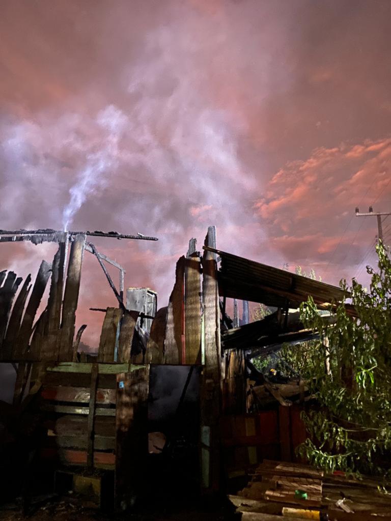 Casa é completamente destruída pelo fogo