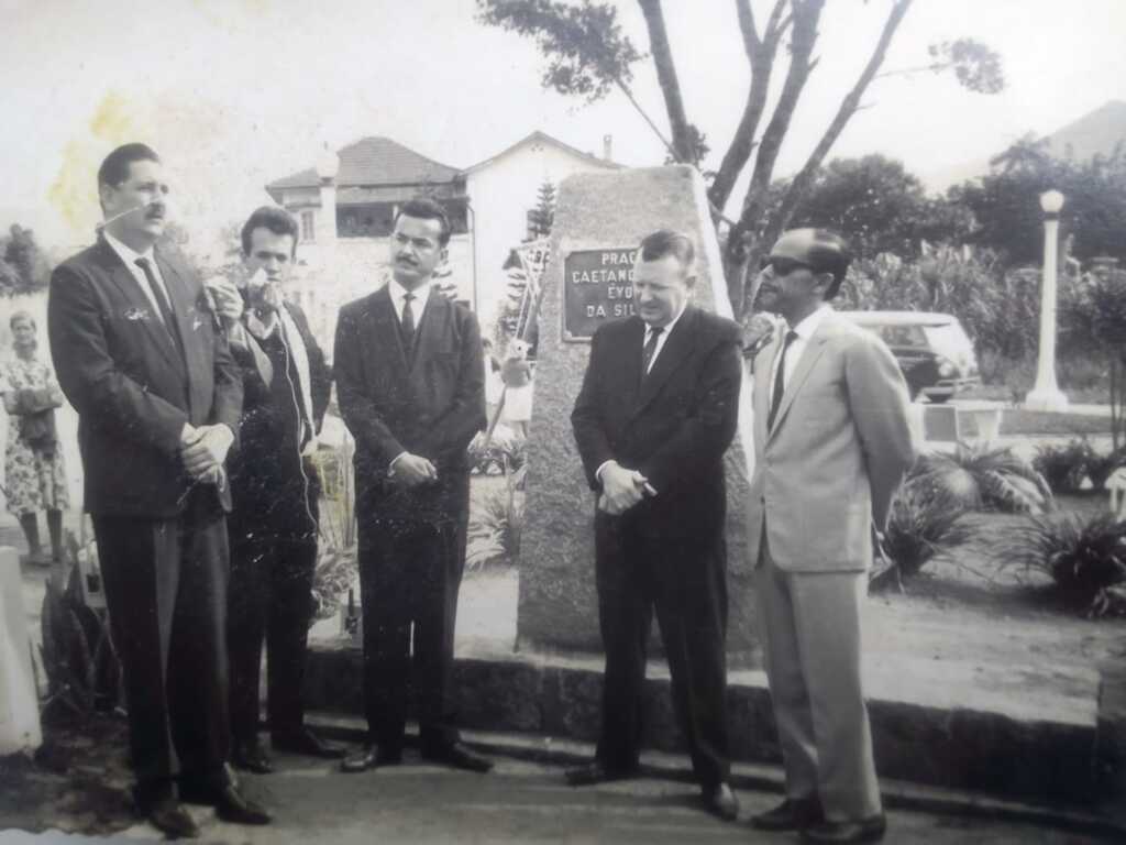 Arquivo do jornalista Ary Silveira de Souza - A foto é da inauguração da Praça Caetano Évora da Silveira Júnior, em Pirabeiraba (1963) – o vereador Marcos Martins  (in memoriam) é o primeiro da direita p/ a esquerda – também estão na foto, seguindo o mesmo sentido: vereador Guilherme Züege (in memoriam), vereador Caeteno Évora da Silveira Júnior, prefeito em exercício (in memoriam),  Ary Silveira de Souza (Rádio Difusora) e vereador Nilson Wilson Bender (in memoriam)