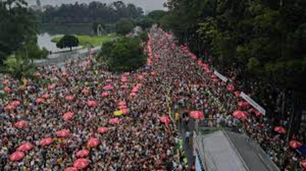 SP: pré-carnaval tem muita chuva, famosos nas ruas e hits diversos