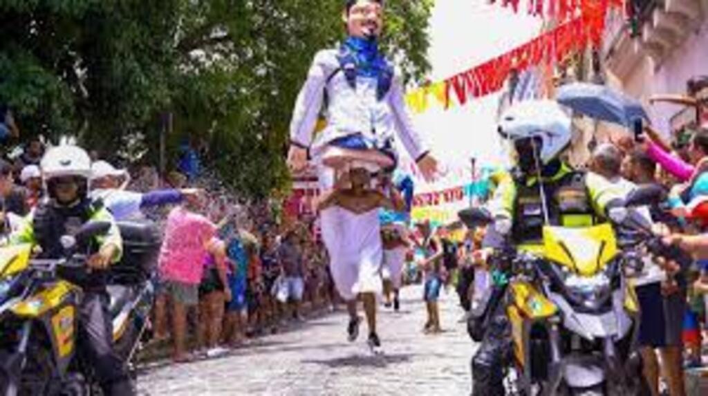 Corrida dos Bonecos Gigantes esquenta ladeiras de Olinda a uma semana do carnaval