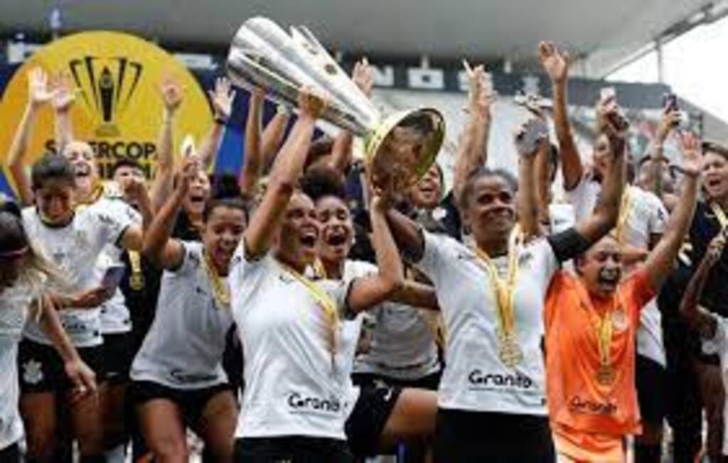 Corinthians é bi da Supercopa Feminina com goleada no Flamengo