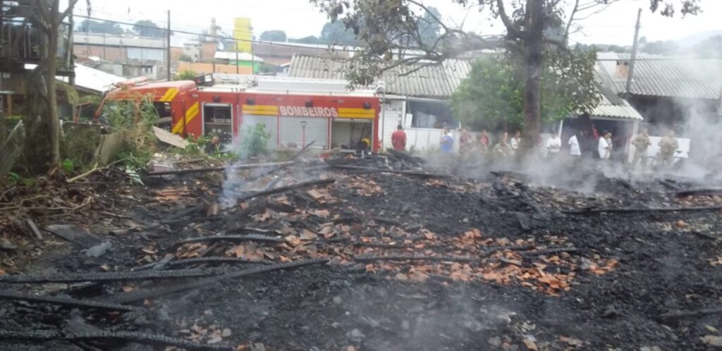 Moradora passa mal e morre ao ver casa destruída pelo fogo em SC
