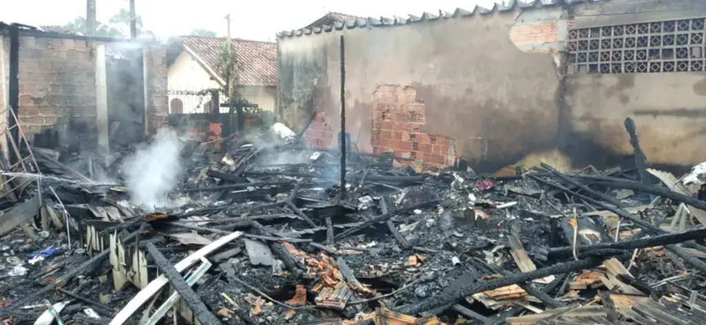  - Incêndio em Balneário Piçarras, em Santa Catarina, no domingo (12) — Foto: Corpo de Bombeiros/Divulgação