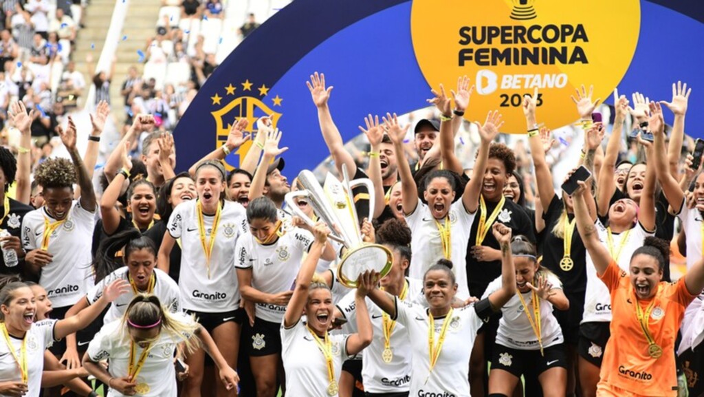 Corinthians é bi da Supercopa Feminina com goleada no Flamengo