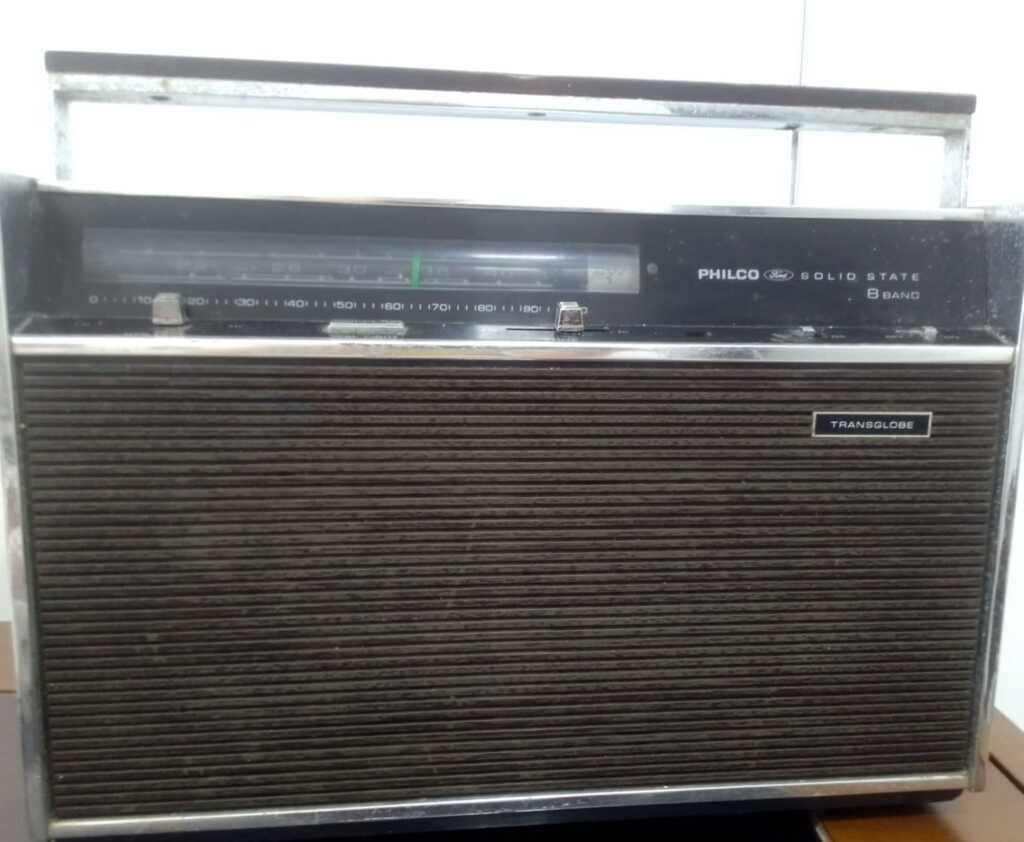 Rádio da coleção do jornalista Ary Silveira de Souza. - Rádio receptor Philco modelo Solid State  - 8 band.Fabricado em fins dos anos 60 e início dos anos 70, foi um dos melhores receptores da época. Oferecia uma ótimas recepção em AM. Em ondas curtas, na frequencia de 49, 31, 25, 16 e 15 metros sintonizada todas as emissoras do pais e as mais importantes emissoras do exterior.