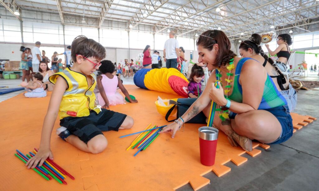 Carnaval de Joinville reúne famílias na avenida Beira-rio