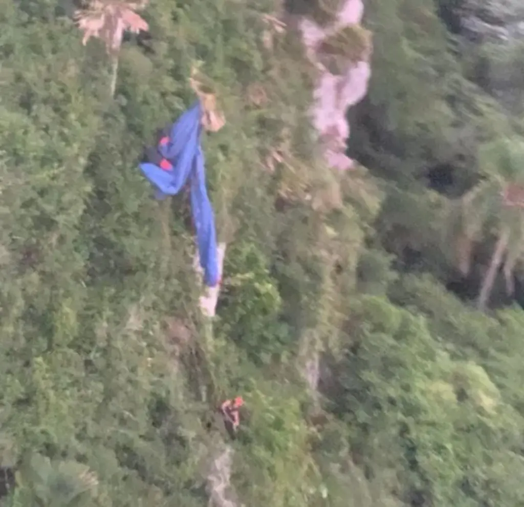  - Homem cai de parapente e fica preso a 100 metros de altura em costão no Sul de SC — Foto: SAER/SARASUL/Divulgação