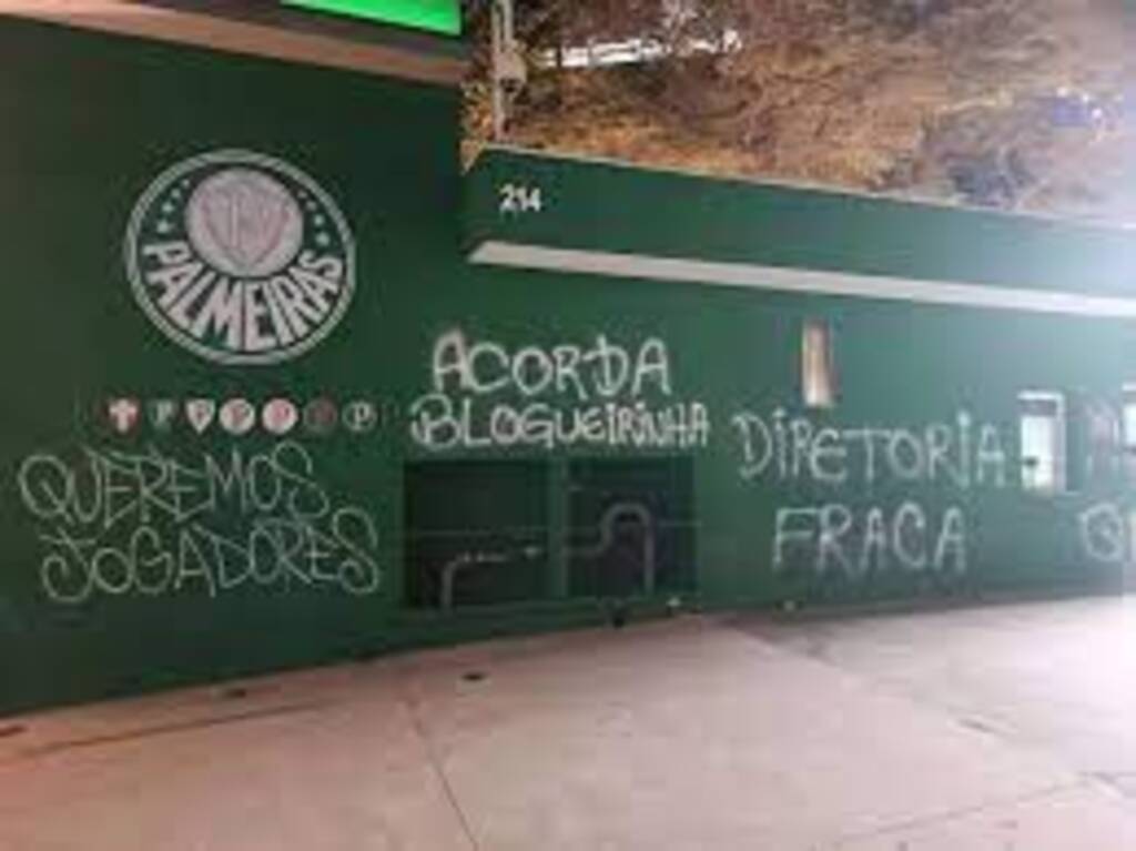 Torcedores que picharam muro do Palmeiras serão indiciados e terão de pagar custos da pintura