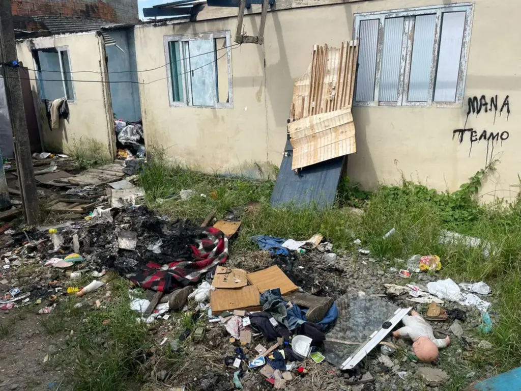 Mãe é presa por maus-tratos após deixar filhos pequenos sem comida e dormindo em meio ao lixo