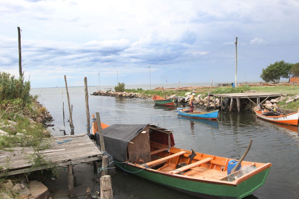 Foto: Jô Folha - DP - Embarcações maiores não conseguem acessar ao local, o que prejudica o trabalho dos pescadores