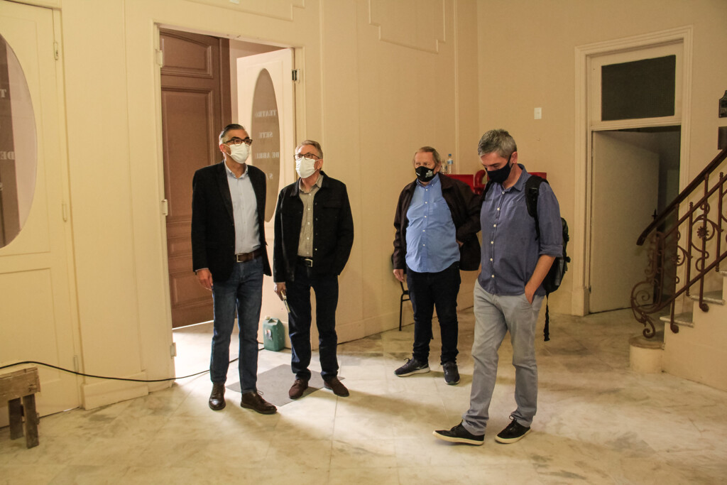 Rodrigo Chagas - Especial DP - Viana, juntamente com o vice-prefeito, esteve no Theatro em abril