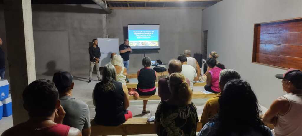 Águas de São Francisco do Sul leva orientações sobre as obras de esgoto para moradores do bairro Ubatuba