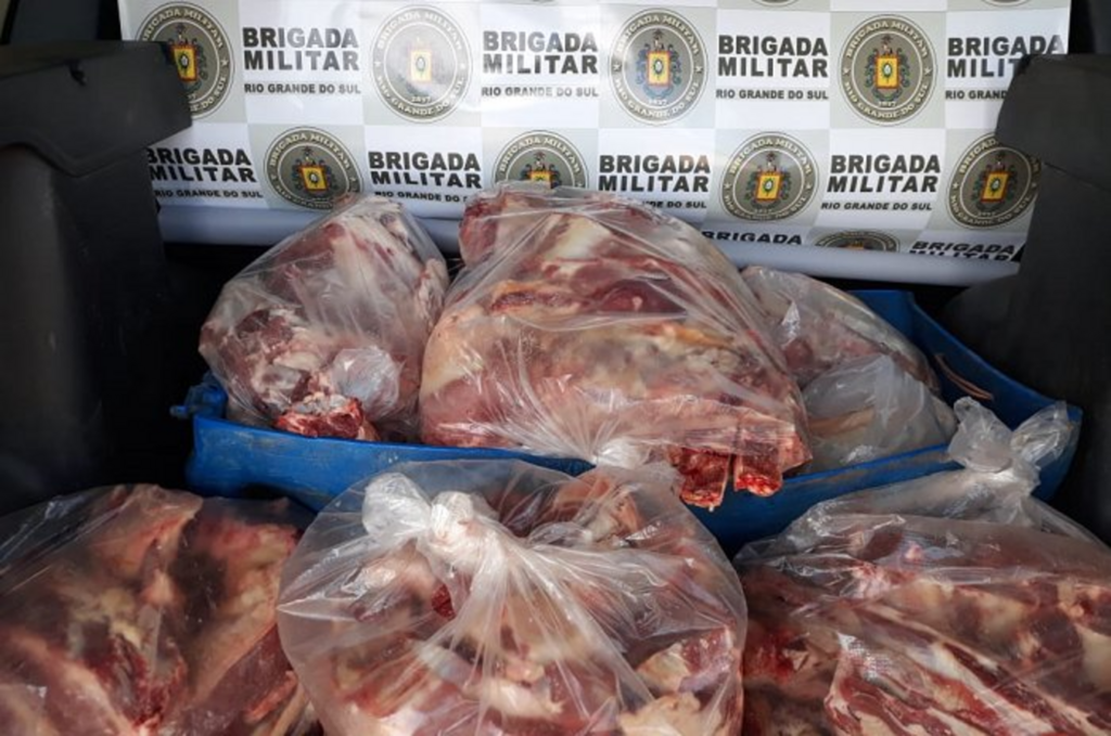 Homem é preso transportando 134 kg de carne imprópria
