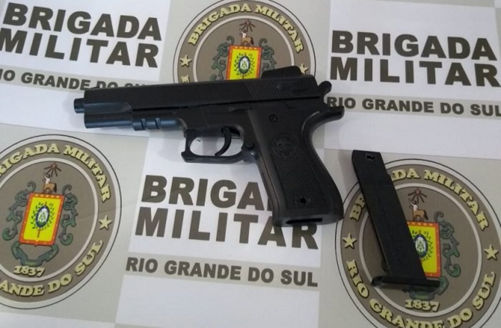 Jovem é detido por porte de pistola falsa em São Sepé