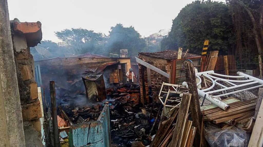 Reciclador tem casa destruída pelo fogo em São Sepé