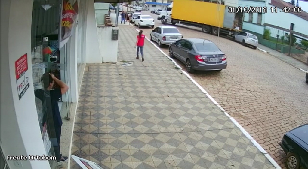 VÍDEO: caminhão desgovernado atinge carros e derruba muro de casa