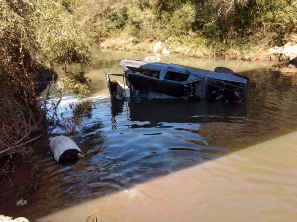 Irmãos morrem após carro cair de ponte em São Sepé