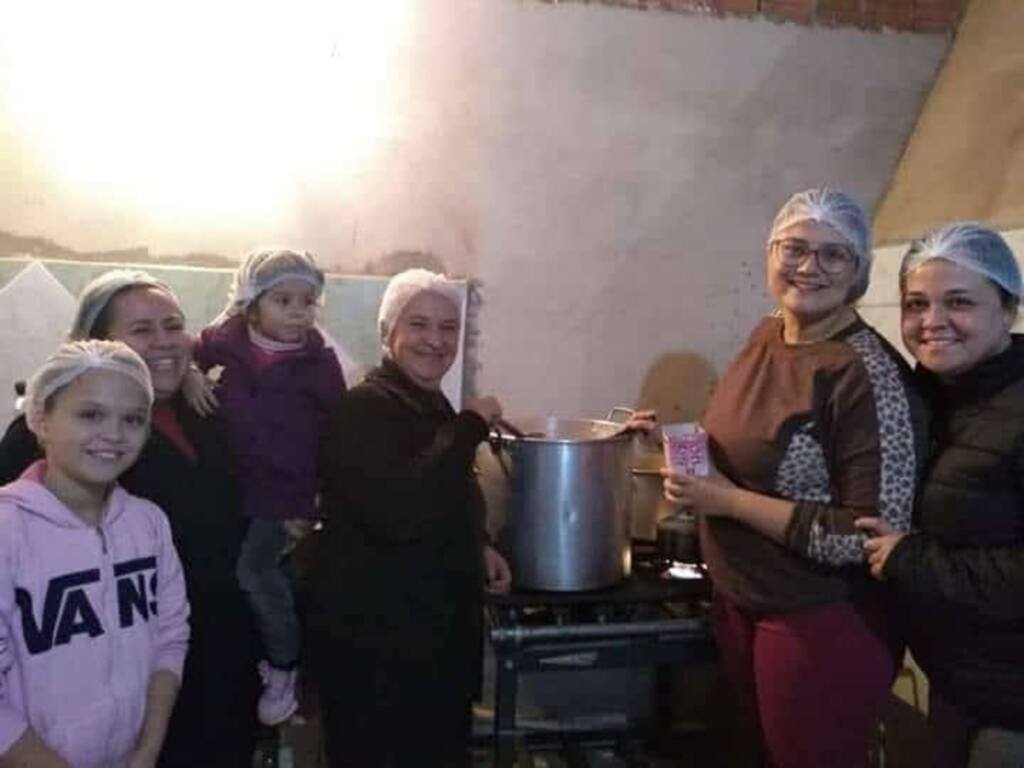 Voluntários distribuem refeições para famílias de baixa renda em São Sepé