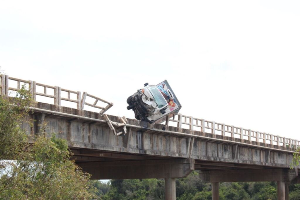 Caminhão tomba em ponte sobre o Rio Toropi
