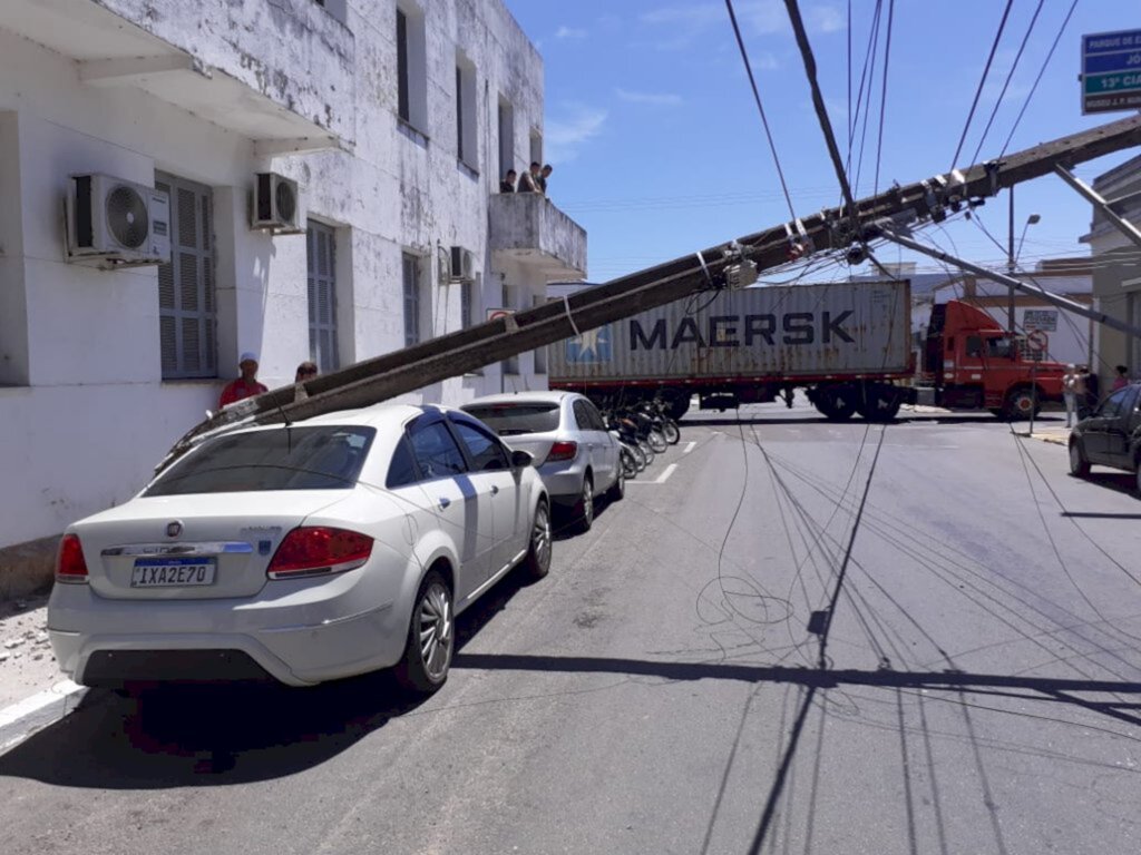 VÍDEO: caminhão derruba fiação, bloqueia trânsito e deixa casas sem energia