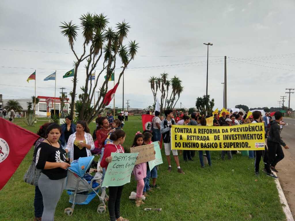 VÍDEO: manifestantes protestam na Unipampa e trevo de acesso a São Gabriel