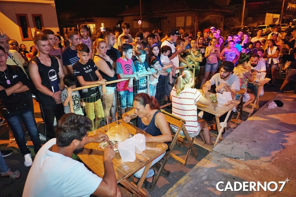 FOTOS: competição premiou quem comeu mais Xis Monstro em São Gabriel