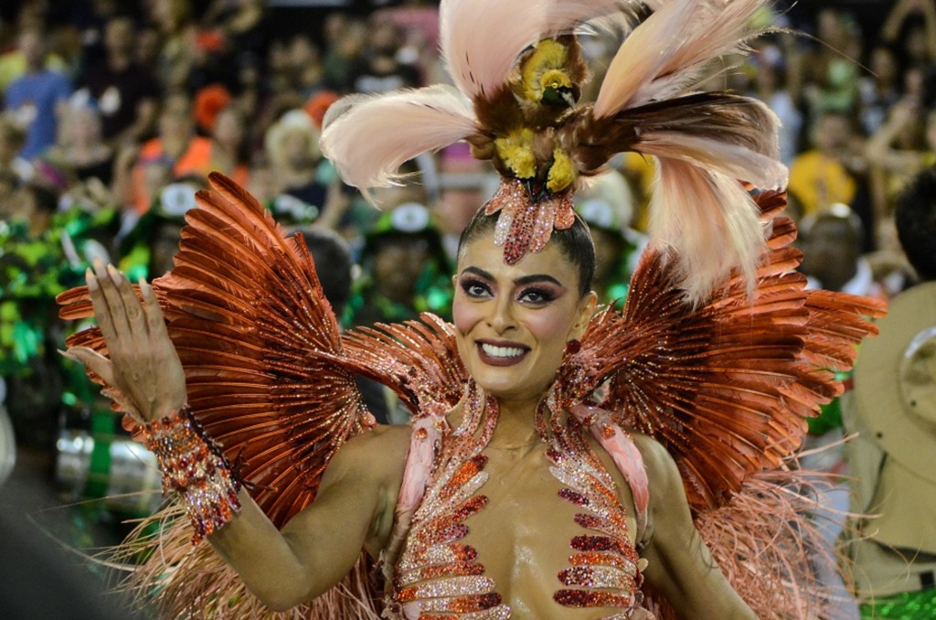 VÍDEO: depois de desfilar no Carnaval, Juliana Paes volta para terminar as gravações na região