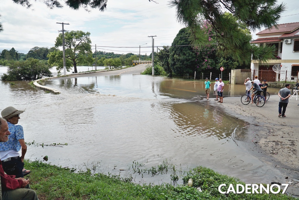 Após trégua da chuva, moradores de São Gabriel começam a voltar para casa