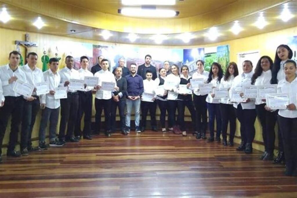 Foto: Câmara de Vereadores - Gabrielenses que se formaram em curso de garçom,  com apoio da Câmara de Vereadores, já estão arrumando emprego