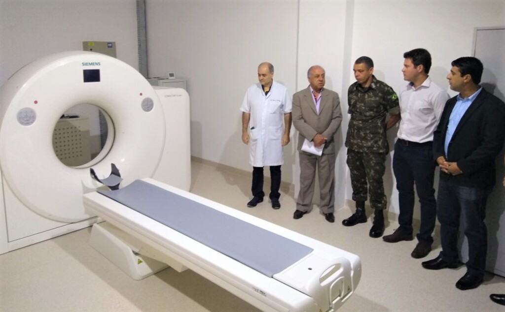 Foto: Felipe Oliveira (Câmara de Vereadores de São Gabriel) - Direção do hospital e autoridades conhecem o tomógrafo tridimensional