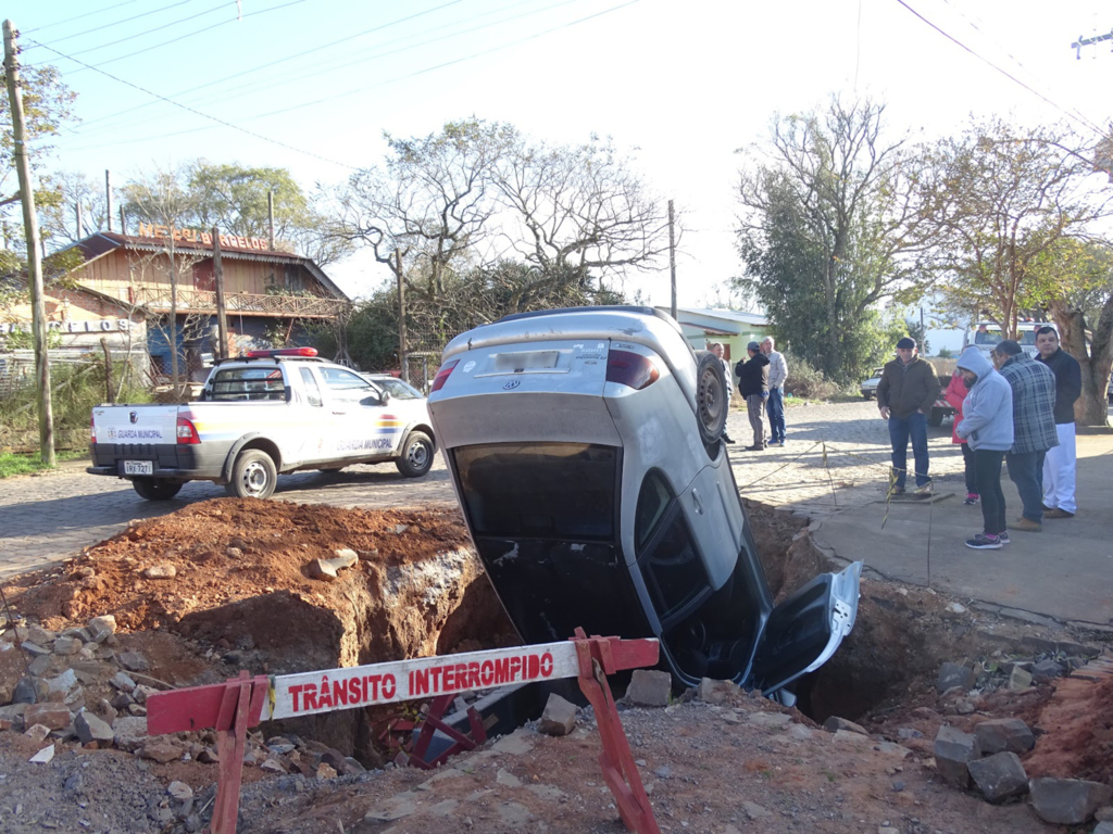 Carro cai em buraco de obra em rua de Santiago