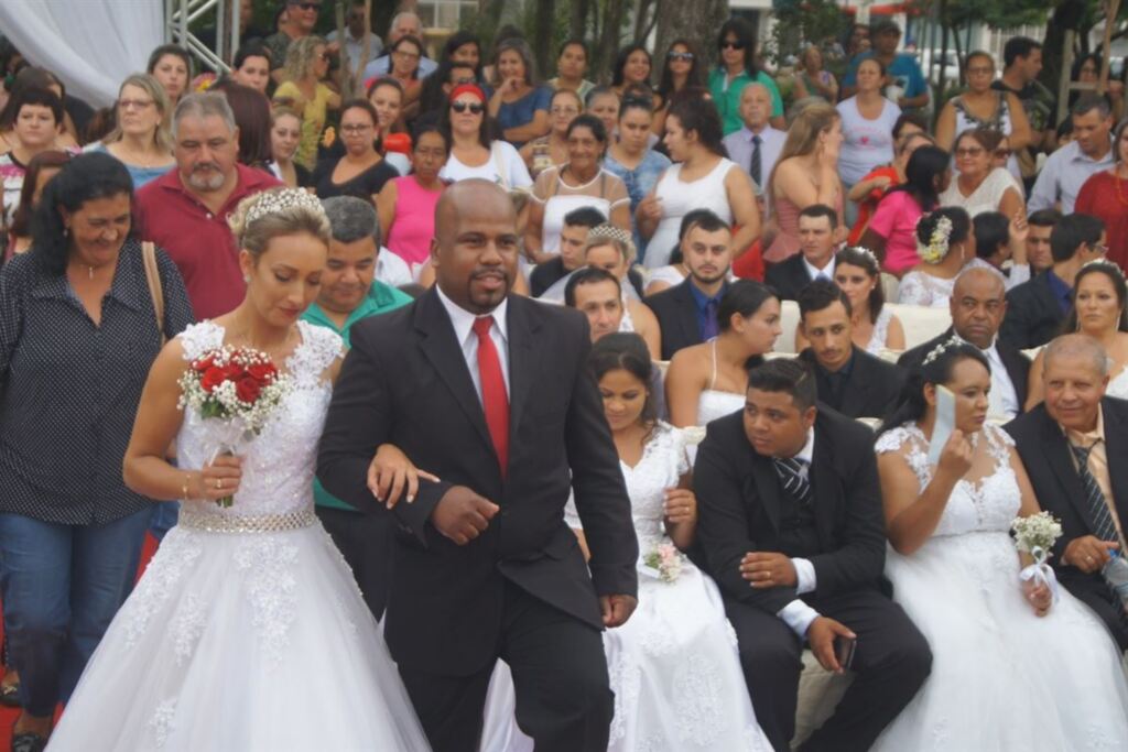 VÍDEO: 39 casais dizem 'sim' em casamento coletivo em Santiago