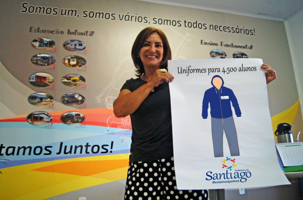 Foto: Márcio Brasil (Prefeitura de Santiago) - Secretária Mara Rebelo mostra um modelo do uniforme