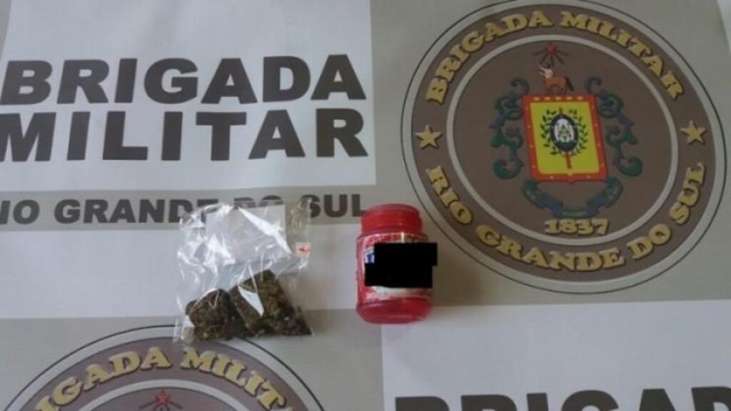 Após denúncia, mulher é detida com drogas dentro de embalagem de chicletes na rodoviária de Santiago