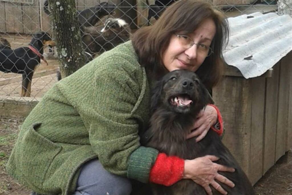 Foto: Arquivo Pessoal - Maria de Fátima com a cachorra Pretinha, que adotou em 2014