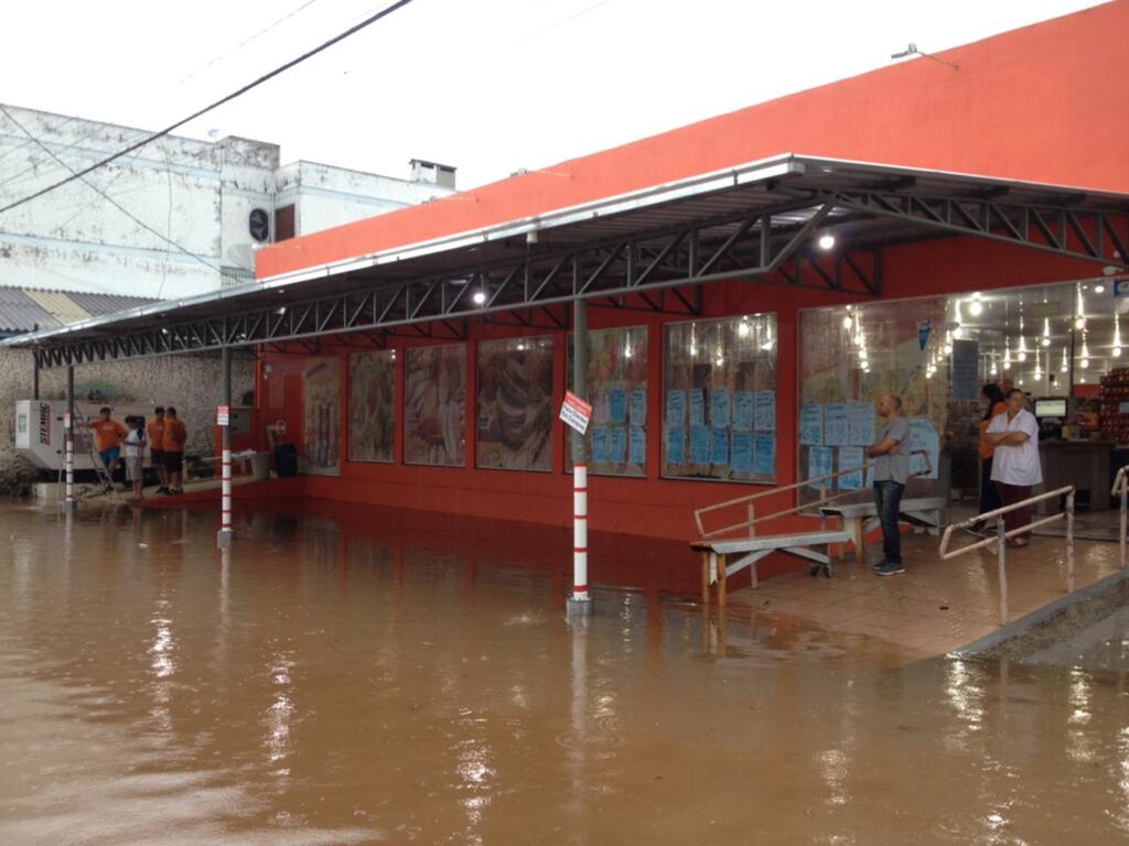 VÍDEO: mais de 10 cidades registram transtornos devido à chuva na Região Central