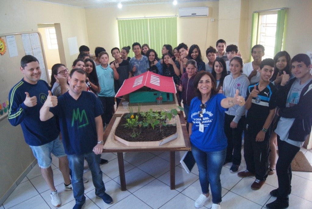 Com aproveitamento de água e luz solar, alunos de Santiago criam projeto de casa sustentável