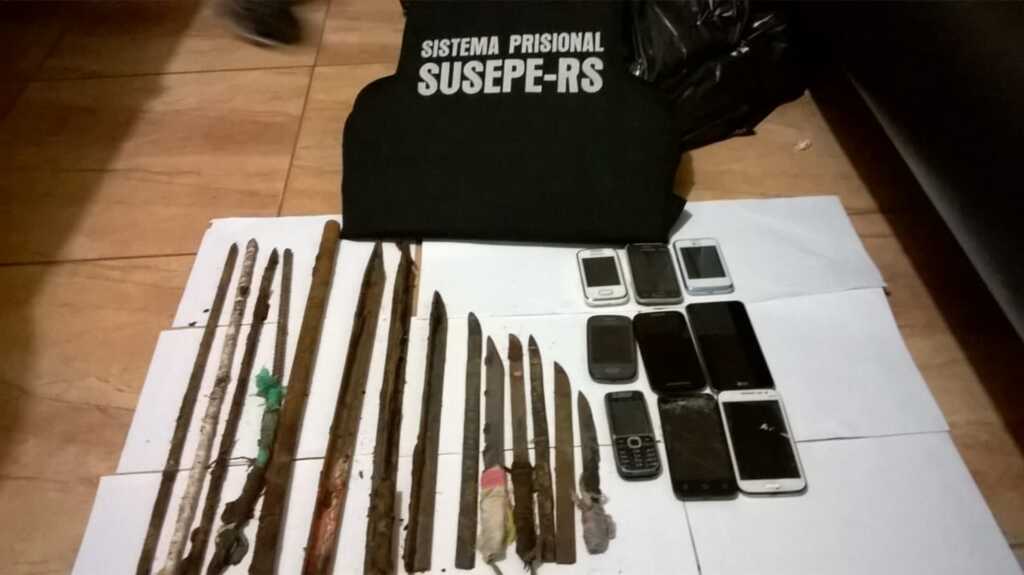 Susepe acha celulares e facas enterrados dentro de galeria do Presídio Estadual de Santiago
