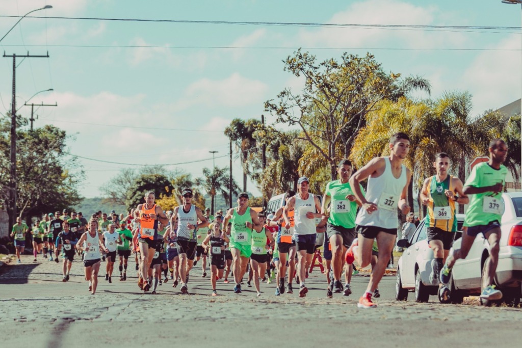FOTOS: Meia Maratona de Santiago reuniu mais de 400 corredores