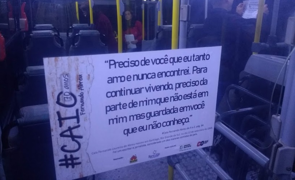 Ônibus de Santiago circulam nas ruas com frases de Caio Fernando Abreu
