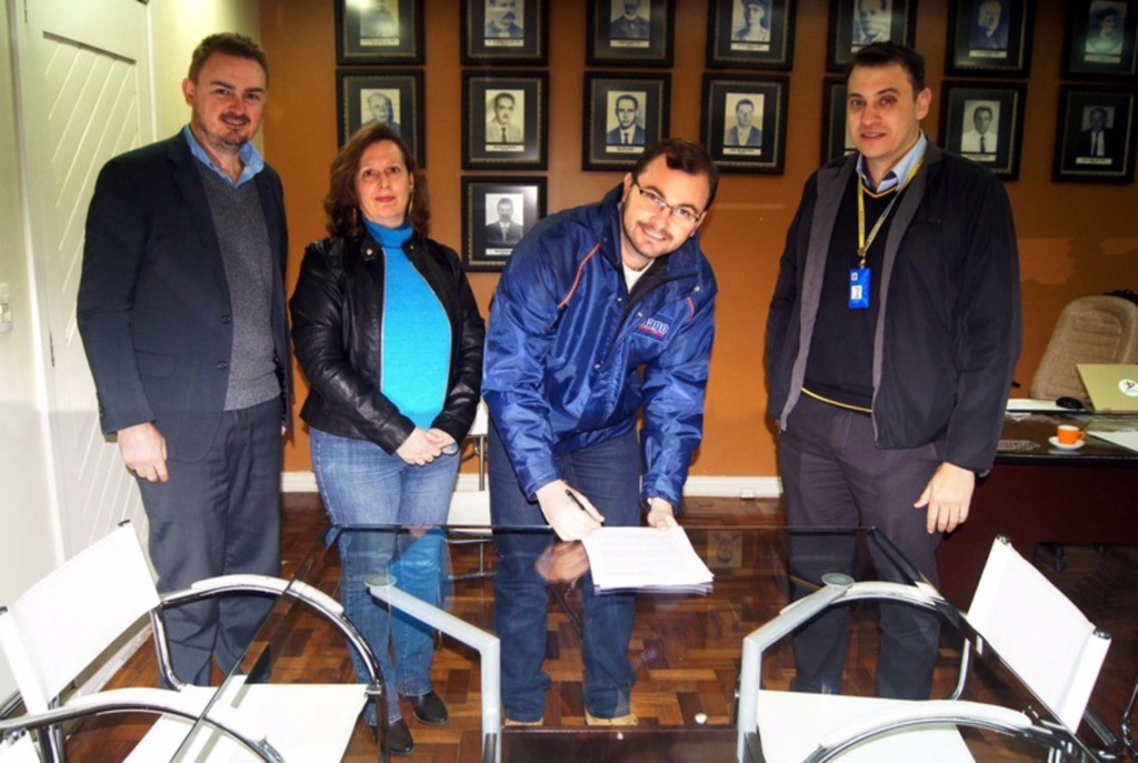 Foto: Prefeitura de Santiago - Prefeito Tiago Gorski (ao centro) assinou contrato