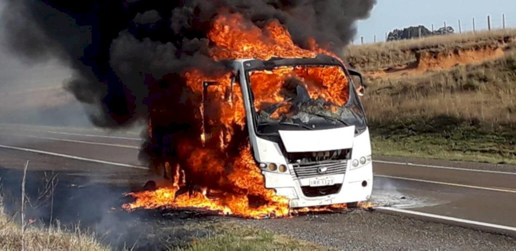 Ônibus que trazia pacientes para Rosário do Sul pega fogo na BR-290