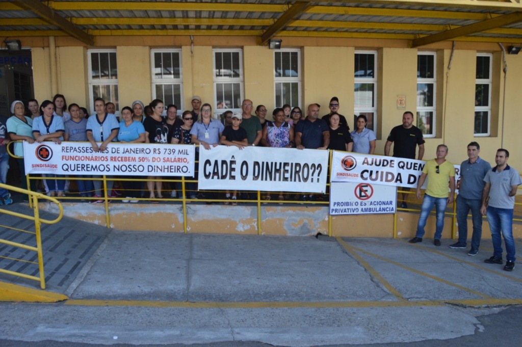 VÍDEO: funcionários do hospital de Rosário do Sul protestam por atraso de salários