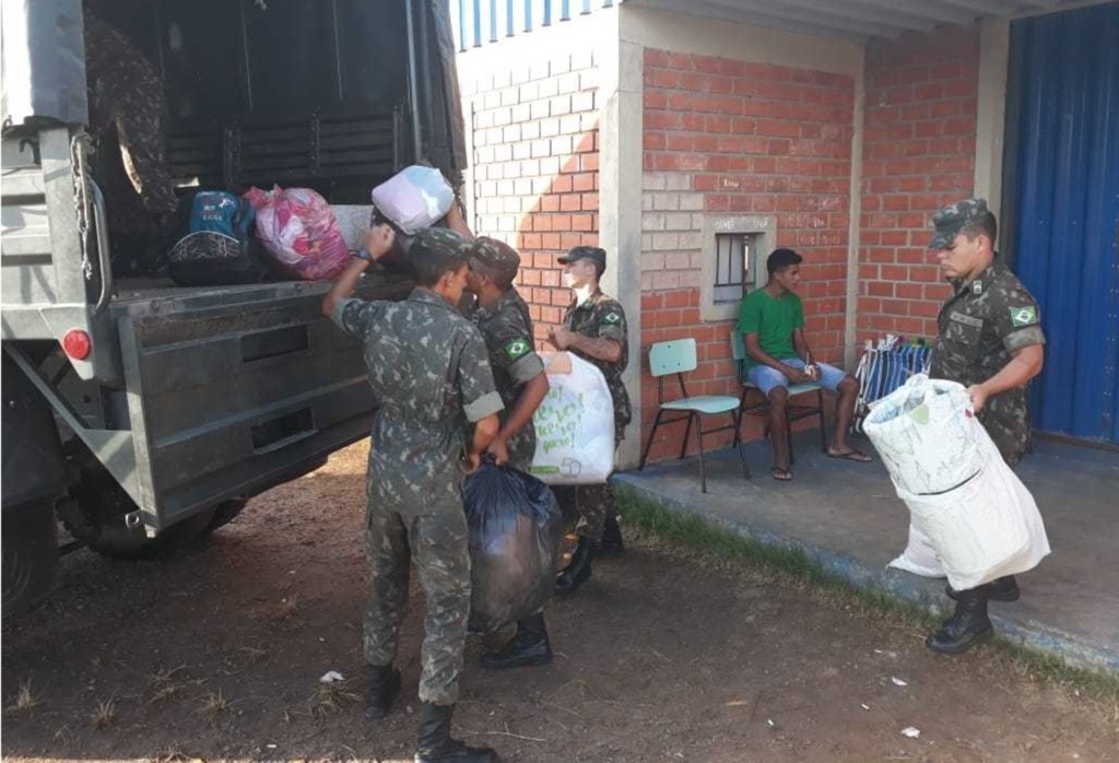 Foto: 4º RCC (Divulgação) - Exército ajuda o retorno das famílias para casa