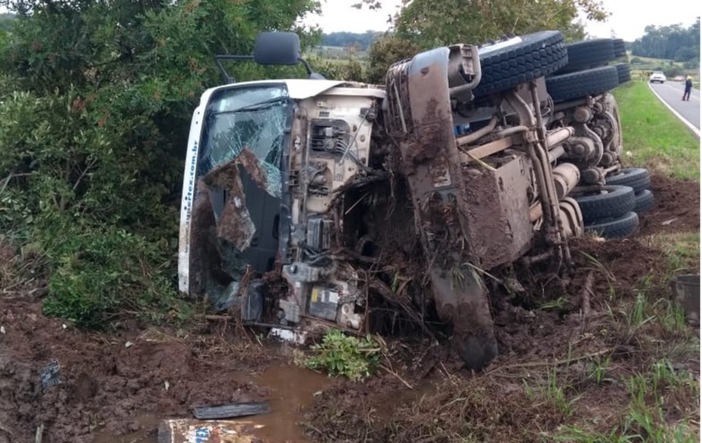 Caminhão cai às margens da RSC-149 em Restinga Sêca