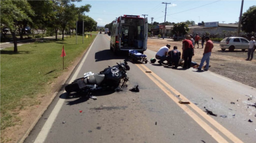Motociclista fica ferido após ter frente cortada por carro em Restinga Sêca