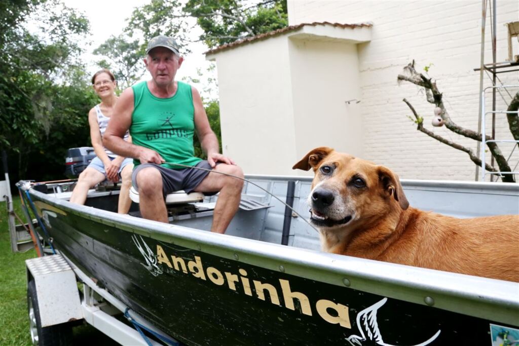 Renan Mattos (Diário) - Rubens de Souza Vieira, a esposa Yolanda Terezinha Vieira, seu barco, carinhosamente batizado de Andorinha, e o cachorro Bob estão prontos para a procissão